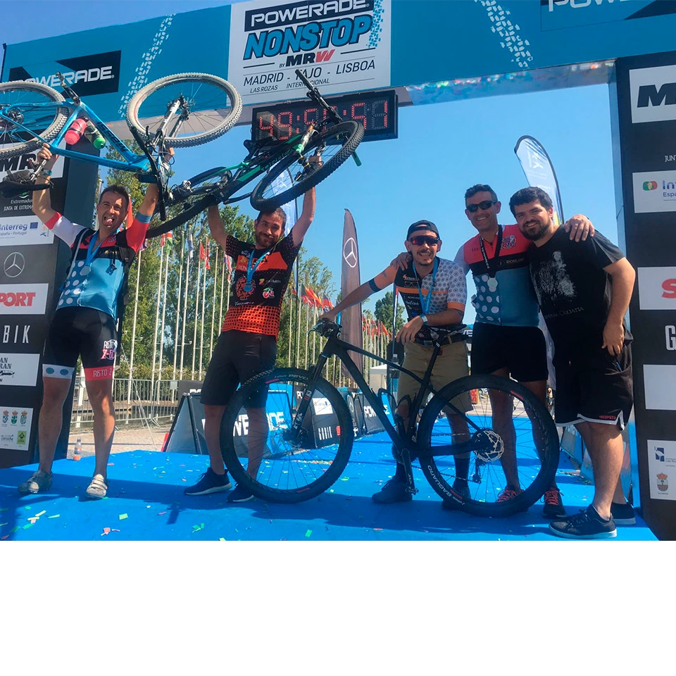 Varios ciclistas en la llegada