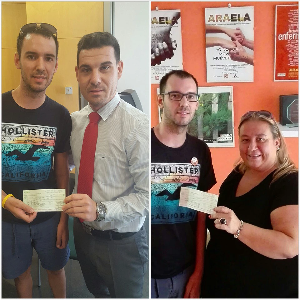 Hombre y mujer con Jorge con cheques de donaciones