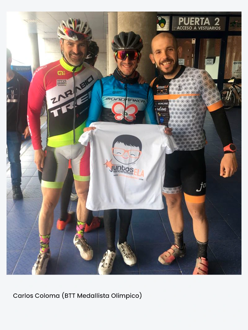 Tres ciclistas con camiseta de Juntos Venceremos ELA